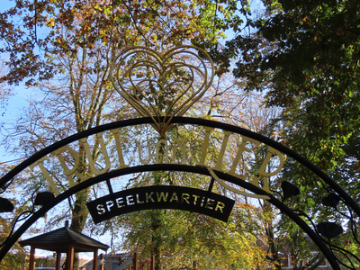 912234 Detail van het siersmeedhek voor het 'Trui van Lier Speelkwartier' in het Wilhelminapark te Utrecht.N.B. In ...